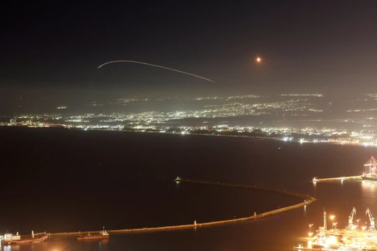Tên lửa của Hezbollah phóng vào Haifa vào rạng sáng ngày 7/10 (Ảnh: Al Jazeera)