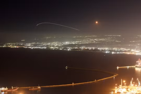 Tên lửa của Hezbollah phóng vào Haifa vào rạng sáng ngày 7/10 (Ảnh: Al Jazeera)