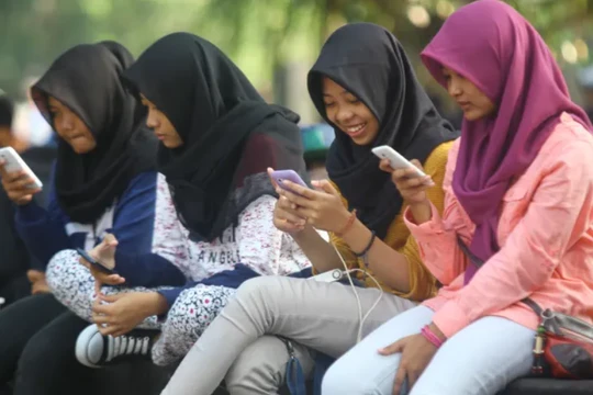 Người dân sử dụng smartphone tại Surakarta, Indonesia (Ảnh: Getty)