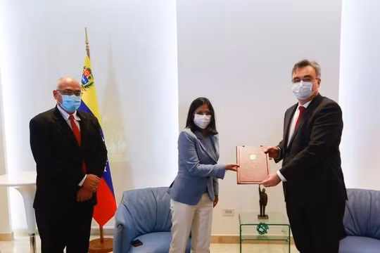 Giới chức Nga, Venezuela trong lễ ký thỏa thuận mua 10 triệu liều vaccine Sputnik V (Ảnh: RT)