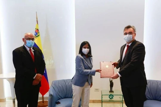 Giới chức Nga, Venezuela trong lễ ký thỏa thuận mua 10 triệu liều vaccine Sputnik V (Ảnh: RT)