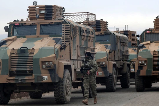 Một binh sĩ Thổ Nhĩ Kỳ di cạnh đoàn xe quân sự ở một khu vực gần tỉnh Idlib, Syria (Ảnh: Reuters)