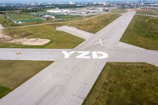 Sân bay Downsview của Toronto đã đóng cửa vào năm 2024 và sẽ trở thành một khu phát triển đô thị có tên "YZD" - một cách chơi chữ gợi nhớ đến mã hiệu của sân bay. Ảnh: CNN.