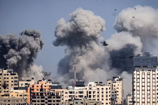 Xung đột ở Israel và Gaza leo thang thành một cuộc xung đột rộng lớn hơn không chỉ ảnh hưởng đến niềm tin mà còn có thể tạo thêm một đợt bùng phát lạm phát mới cho các nền kinh tế (Ảnh: Getty)