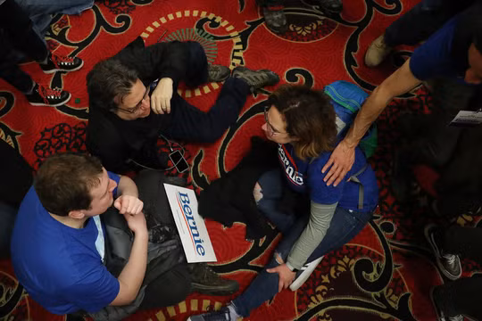 Những người ủng hộ ứng viên Bernie Sanders ngờ rằng đảng Dân chủ muốn tước chiến thắng khỏi tay ông (Ảnh: RT)