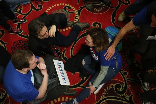 Những người ủng hộ ứng viên Bernie Sanders ngờ rằng đảng Dân chủ muốn tước chiến thắng khỏi tay ông (Ảnh: RT)