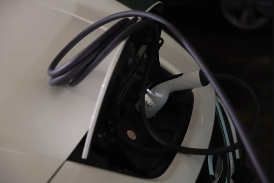 Một số ban quản lý tòa nhà đã khuyến cáo chủ sở hữu xe điện Hàn Quốc nên thận trọng khi sạc ô tô (Ảnh: SCMP)