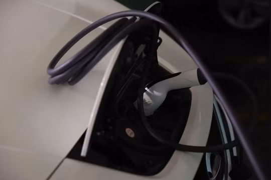 Một số ban quản lý tòa nhà đã khuyến cáo chủ sở hữu xe điện Hàn Quốc nên thận trọng khi sạc ô tô (Ảnh: SCMP)