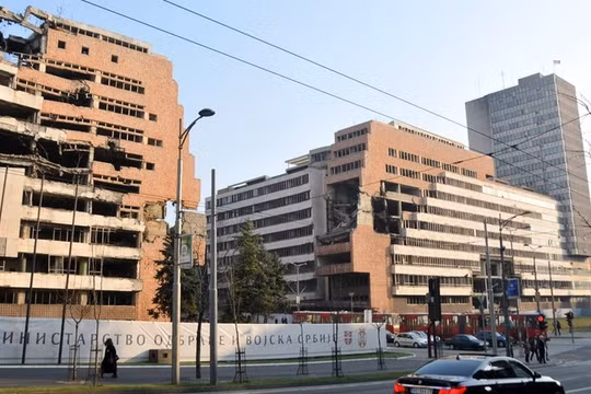 Phần còn lại của tòa nhà Bộ Quốc phòng ở Belgrade từng bị NATO ném bom năm 1999, ảnh chụp vào ngày 23/3/2015 (Ảnh: Getty)
