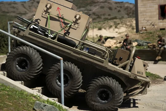 Quân đội các nước đang chạy đua phát triển các phương tiện chiến đấu tự hành (Ảnh: Getty)