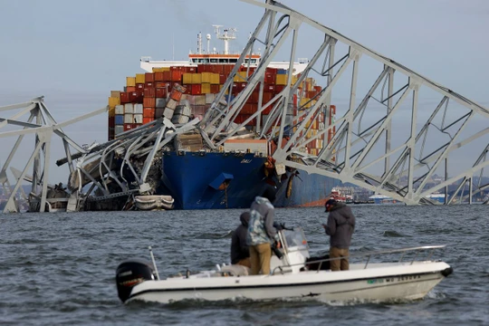 Vụ sập cầu gây ra thiệt hại nặng nề về kinh tế và làm dấy lên nhiều câu hỏi (Ảnh: FT)
