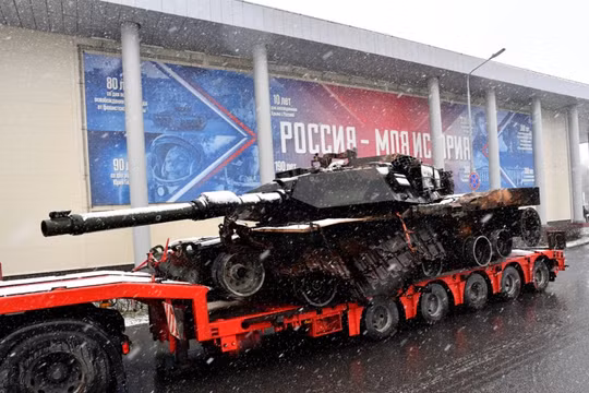 Một xe tăng chiến đấu M1 Abrams do Mỹ sản xuất bị bắt giữ đang được chuyển đến Bảo tàng và Trung tâm triển lãm của Nga ở Saint Petersburg vào ngày 2/11/2024. Ảnh: AFP.