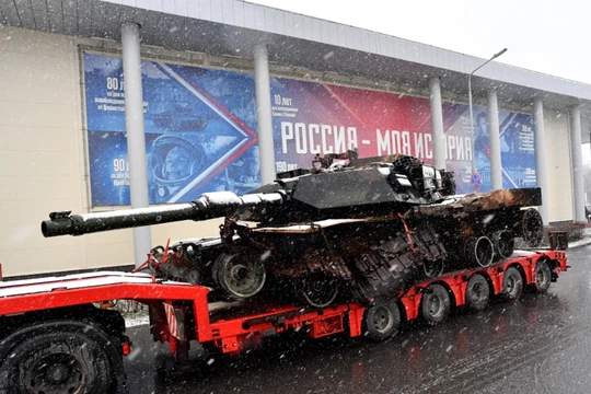 Một xe tăng chiến đấu M1 Abrams do Mỹ sản xuất bị bắt giữ đang được chuyển đến Bảo tàng và Trung tâm triển lãm của Nga ở Saint Petersburg vào ngày 2/11/2024. Ảnh: AFP.