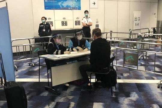 Nhân viên chuyên trách cách ly cuar Hong Kong phỏng vấn nhà báo Will Ripley của hãng CNN (Ảnh: CNN)