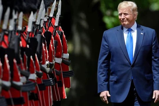 Tổng thống Donald Trump duyệt đội danh dự tại Cung điện Buckingham trong chuyến thăm chính thức cấp nhà nước cuối cùng của ông tới Vương quốc Anh vào năm 2019. Ảnh: Getty.