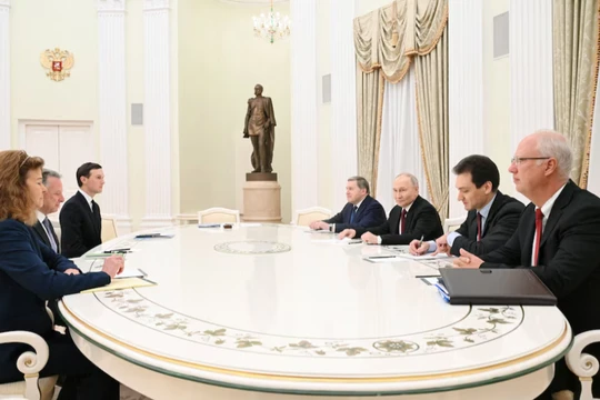 Tổng thống Nga Vladimir Putin, đặc phái viên tổng thống Kirill Dmitriev và cố vấn chính sách đối ngoại Yuri Ushakov tham dự cuộc họp với đặc phái viên của Tổng thống Mỹ Donald Trump, Steve Witkoff và ông Jared Kushner tại Điện Kremlin ở Moscow, Nga, ngày 2/12. Ảnh: Reuters.