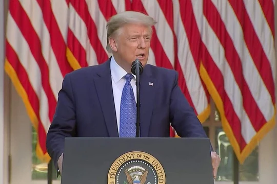 Tổng thống Donald Trump tuyên bố sẽ triển khai hàng nghìn binh sĩ có vũ trang để dẹp biểu tình (Ảnh: Getty)