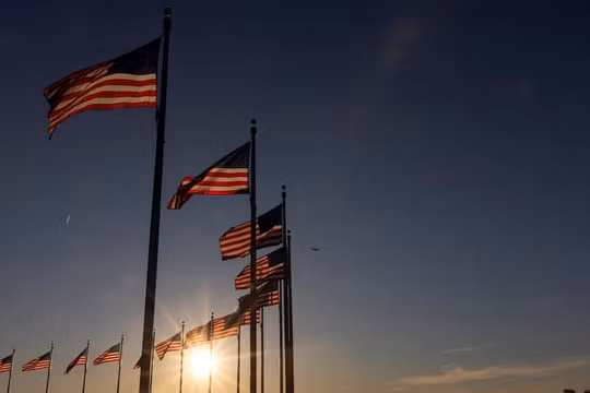 Quốc kỳ Mỹ tung bay tại Đài tưởng niệm Washington ở Washington, DC, vào tháng 2. Ảnh: Reuters.