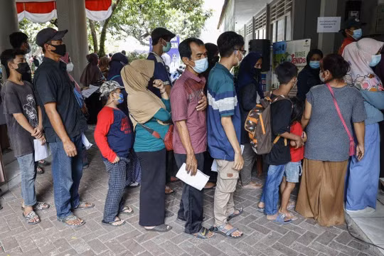Người dân Indonesia xếp hàng chờ tiêm vaccine ngừa COVID-19 (Ảnh: EPA)