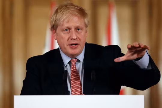 Chiến lược chặn dịch COVID-19 của Thủ tướng Anh Boris Johnson gây nhiều tranh cãi (Ảnh: The Sun)