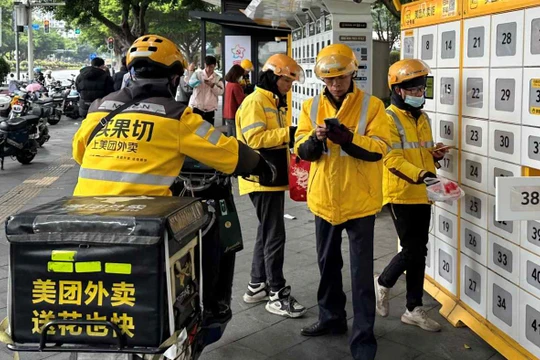 Tài xế giao hàng của Meituan có thể được nhìn thấy quanh các khu vực văn phòng của Quảng Châu vào các ngày trong tuần (Ảnh: Nikkei)