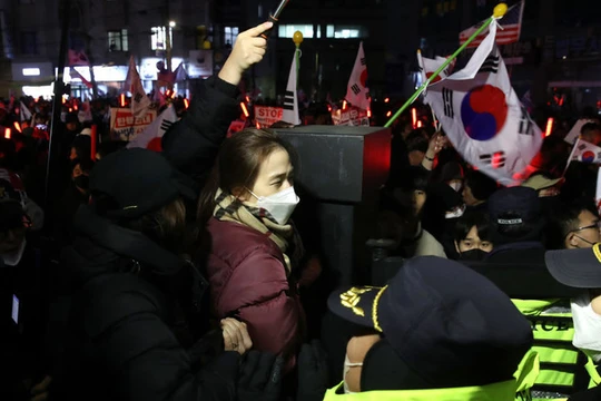 Những người ủng hộ Tổng thống Yoon Suk Yeol biểu tình bên ngoài Tòa án Quận phía Tây Seoul ở Seoul, Hàn Quốc, ngày 18/1. Ảnh: Getty.