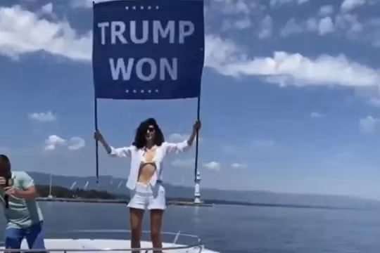 Noor bin Laden giơ tấm biển ủng hộ Donald Trump (Ảnh: Sputnik)