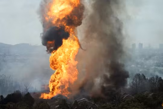 Ngọn lửa và khói bốc lên từ một đám cháy sau khi đường ống dẫn khí đốt do công ty năng lượng nhà nước Petronas của Malaysia vận hành bốc cháy tại Puchong, Malaysia vào ngày 1/4. Ảnh: Reuters.