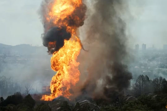 Ngọn lửa và khói bốc lên từ một đám cháy sau khi đường ống dẫn khí đốt do công ty năng lượng nhà nước Petronas của Malaysia vận hành bốc cháy tại Puchong, Malaysia vào ngày 1/4. Ảnh: Reuters.