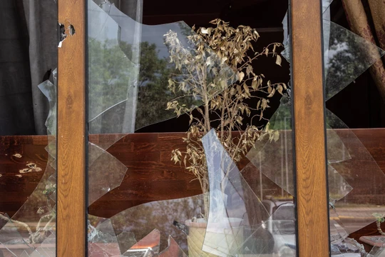 Chiến sự ác liệt khiến vô số cửa kính trên khắp Ukraine bị phá huỷ (Ảnh: WSJ)