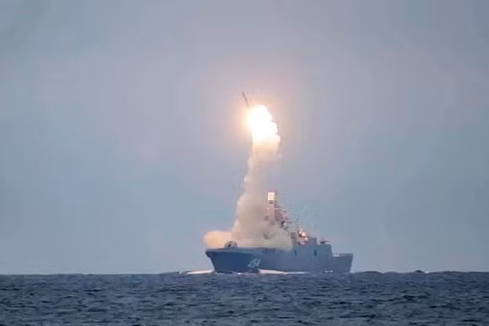 Tên lửa siêu thanh Zircon được phóng từ tàu Đô đốc Gorshkov trên biển Barents (Ảnh: Sputnik)