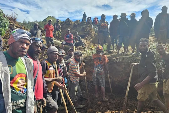 Người dân địa phương tụ tập tại khu vực lở đất ở Maip Mulitaka, tỉnh Enga, Papua New Guinea ngày 24/5 (Ảnh: Reuters)