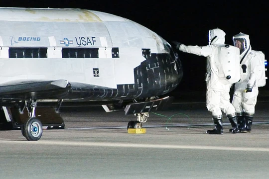 X-37B trở về sau 908 ngày hoạt động trên quỹ đạo Trái Đất (Ảnh: Wired)