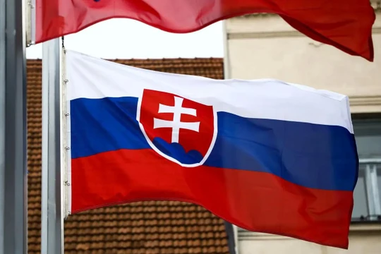 Quốc kỳ Slovakia trong ngày bầu cử Quốc hội tại Trnava, Slovakia, vào ngày 29/2/2020. Ảnh: Getty.