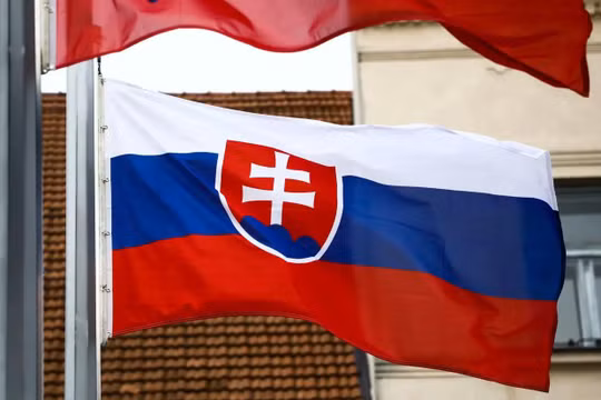 Quốc kỳ Slovakia trong ngày bầu cử Quốc hội tại Trnava, Slovakia, vào ngày 29/2/2020. Ảnh: Getty.