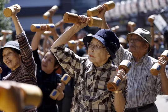 Việc hỗ trợ những người lớn tuổi sống đơn độc ngày càng trở nên quan trọng hơn trong các chương trình nghị sự chính sách của Nhật Bản (Ảnh: Reuters)