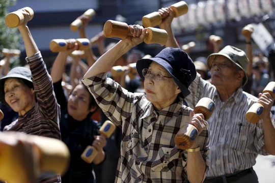 Việc hỗ trợ những người lớn tuổi sống đơn độc ngày càng trở nên quan trọng hơn trong các chương trình nghị sự chính sách của Nhật Bản (Ảnh: Reuters)