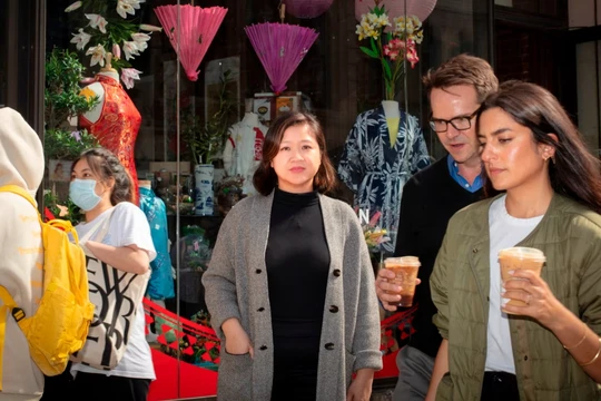 Joanne Kwong, chủ của công ty Pearl River Mart, nhập khẩu hàng hóa từ khắp châu Á, cho biết thuế quan của ông Donald Trump là không bền vững đối với các doanh nghiệp nhỏ. Ảnh: FT.