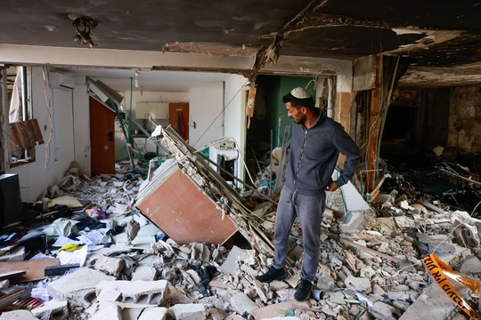 Một tên lửa do Hamas bắn từ Dải Gaza đáp trúng một tòa nhà ở thành phố Ashkelon phía nam Israel, ngày 9/10 (Ảnh: Times of Israel)