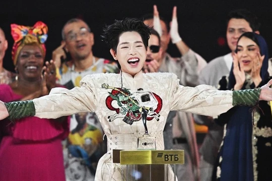 Ca sĩ Đức Phúc chiến thắng cuộc thi Intervision tại Moscow vào ngày 21/9. Ảnh: Sputnik.