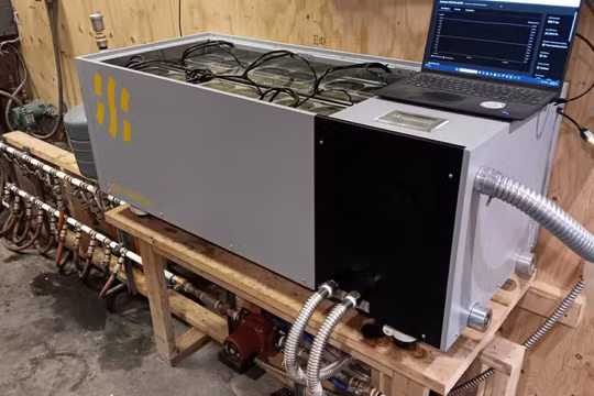 Một giàn khai thác bitcoin được sử dụng để sưởi ấm một tòa nhà rộng 223 mét vuông. Ảnh: CNBC.