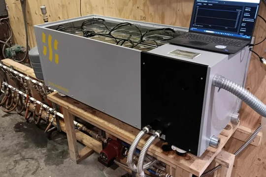 Một giàn khai thác bitcoin được sử dụng để sưởi ấm một tòa nhà rộng 223 mét vuông. Ảnh: CNBC.