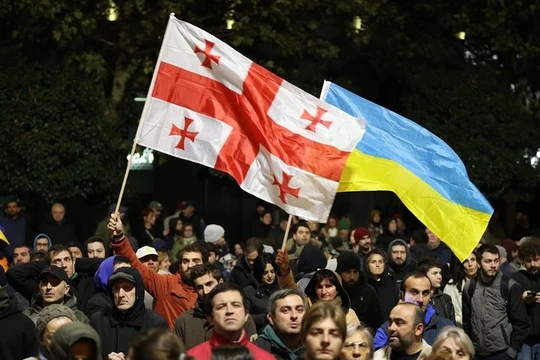 Một cuộc biểu tình phản đối kết quả cuộc bầu cử Quốc hội ở Tbilisi, Georgia (Ảnh: Getty)