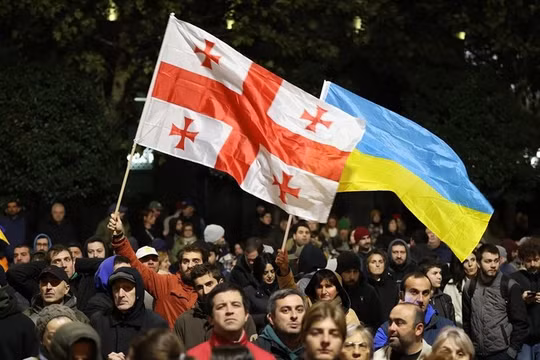 Một cuộc biểu tình phản đối kết quả cuộc bầu cử Quốc hội ở Tbilisi, Georgia (Ảnh: Getty)