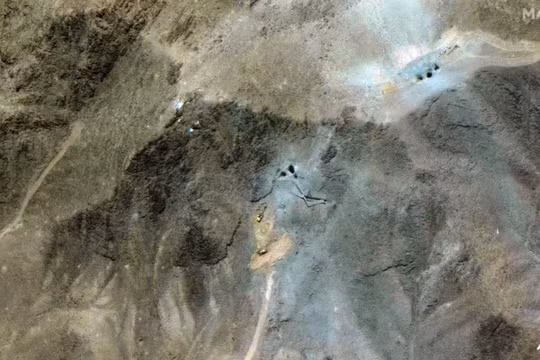 Hình ảnh vệ tinh này do Maxar Technologies cung cấp và ghi ngày 27/6 cho thấy các máy xúc tại lối vào đường hầm của Nhà máy làm giàu nhiên liệu Fordow một tuần sau khi Mỹ tấn công ba địa điểm hạt nhân của Iran vào sáng sớm ngày 22/6. Ảnh: Maxar Technologies.