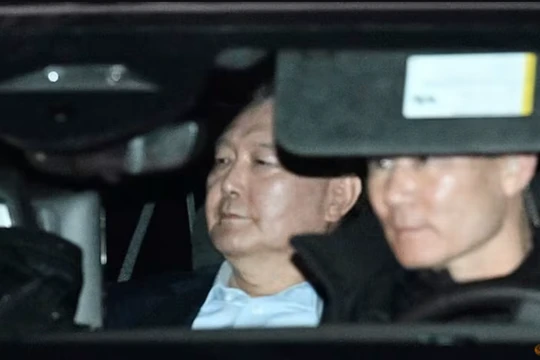 Đoàn xe chở Tổng thống bị luận tội của Hàn Quốc Yoon Suk Yeol đến Trung tâm giam giữ Seoul ngày 15/1. Ảnh: Reuters.