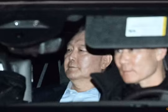 Đoàn xe chở Tổng thống bị luận tội của Hàn Quốc Yoon Suk Yeol đến Trung tâm giam giữ Seoul ngày 15/1. Ảnh: Reuters.