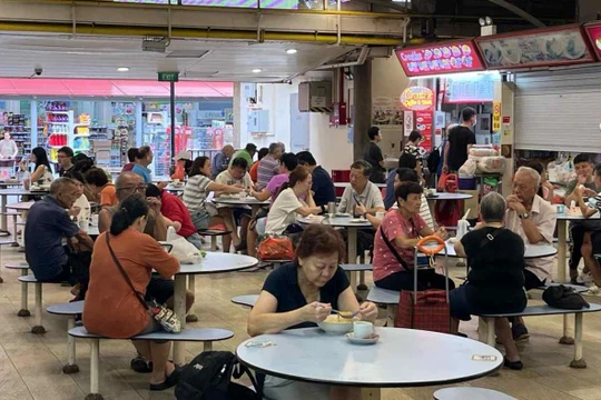 Giá thực phẩm tại các trung tâm bán hàng nổi tiếng của Singapore đã tăng 15% từ năm 2019 đến năm 2023 (Ảnh: Nikkei)