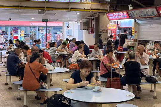 Giá thực phẩm tại các trung tâm bán hàng nổi tiếng của Singapore đã tăng 15% từ năm 2019 đến năm 2023 (Ảnh: Nikkei)