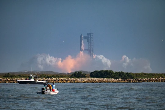 Tên lửa SpaceX Starship phóng từ Starbase, Texas, nhìn từ Đảo South Padre trong hôm 27/5. Ảnh: AFP.